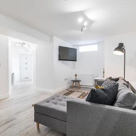 Apartment Charming Two Bed - Two Bath *