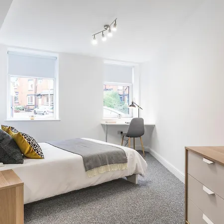 Charming Two Bed - Two Bath Apartment *