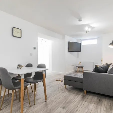 Charming Two Bed - Two Bath 아파트 *