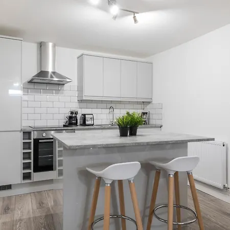 Charming Two Bed - Two Bath