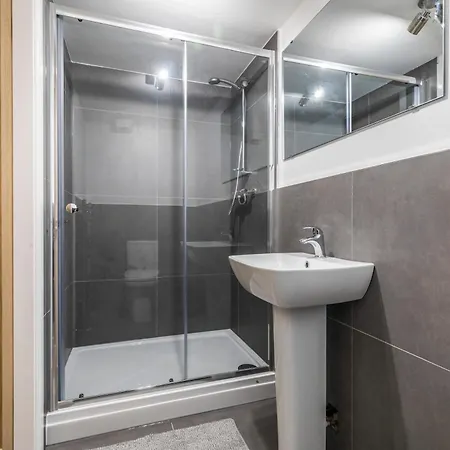 Charming Two Bed - Two Bath Apartmán *