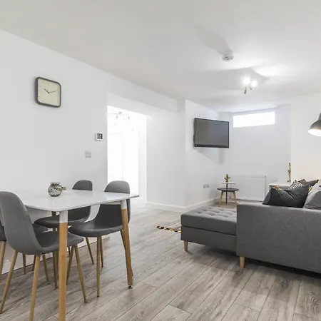 Charming Two Bed - Two Bath
