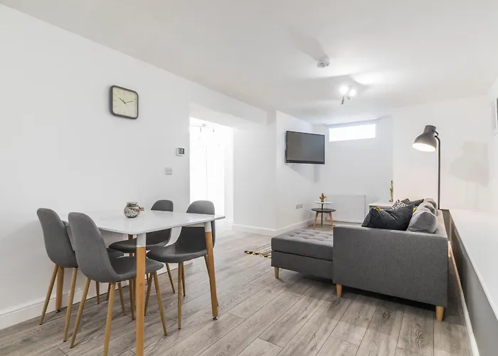 Charming Two Bed - Two Bath 公寓 *